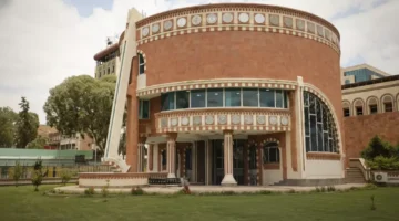 سعر الصرف بصنعاء.. البنك المركزي يثبت الدولار عند 530 ريالًا وسط ترقب الأسواق